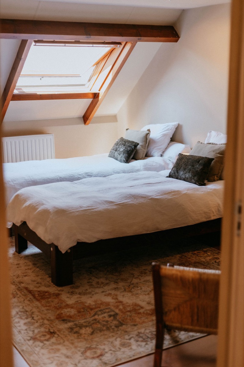 Slaapkamer De Linnenkamer — B&B De Charro House Tilburg