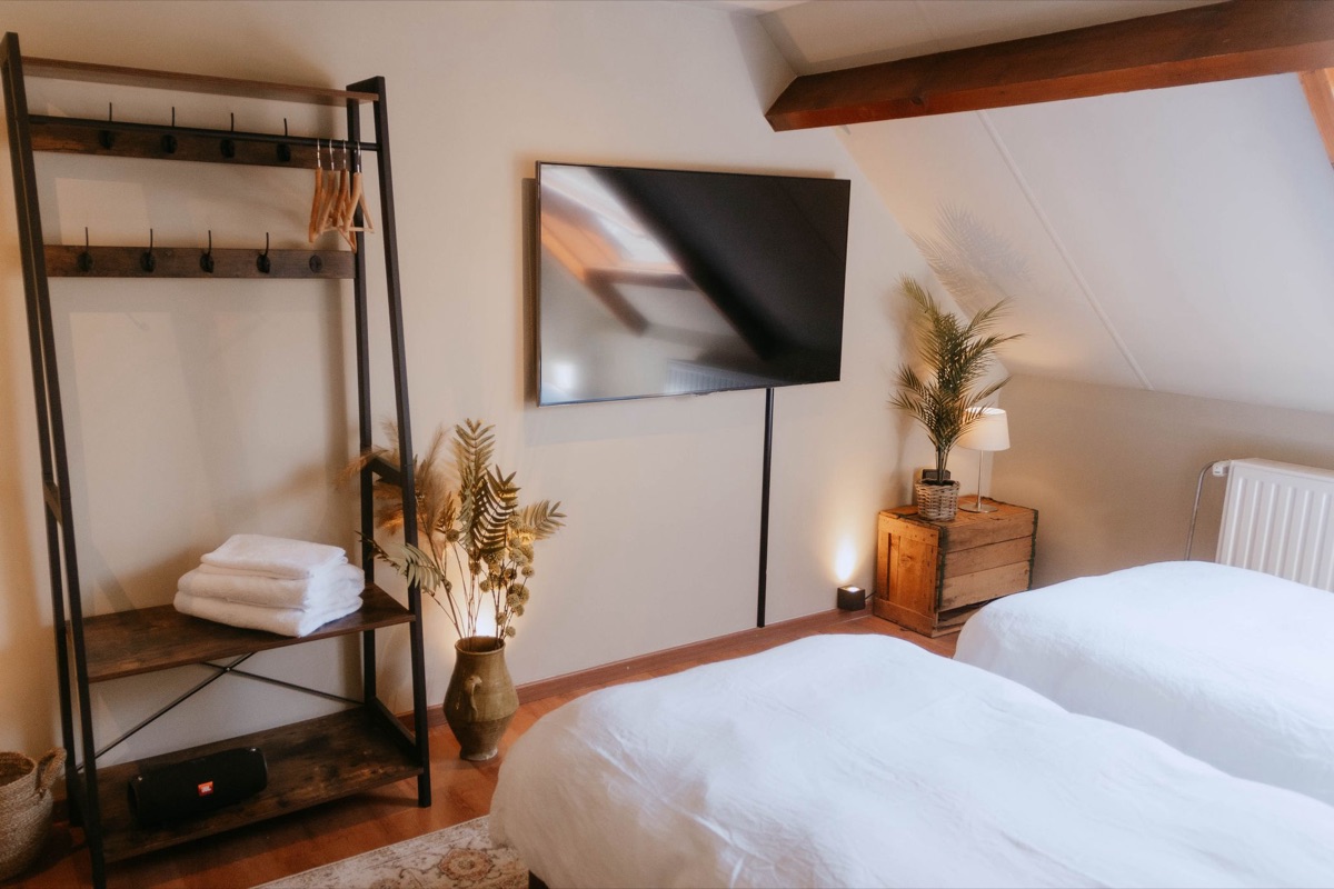 TV hoek De Linnenkamer B&B Tilburg