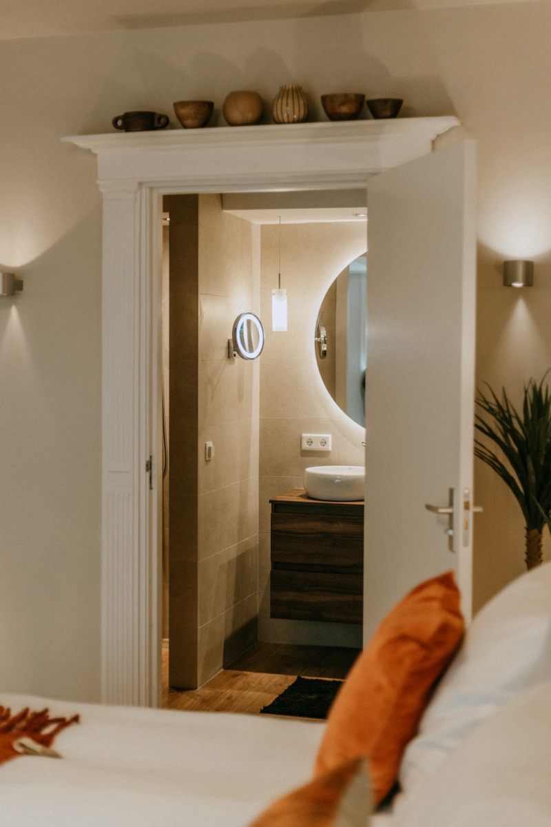 Doorkijk kamer De Heerenkamer B&B Tilburg